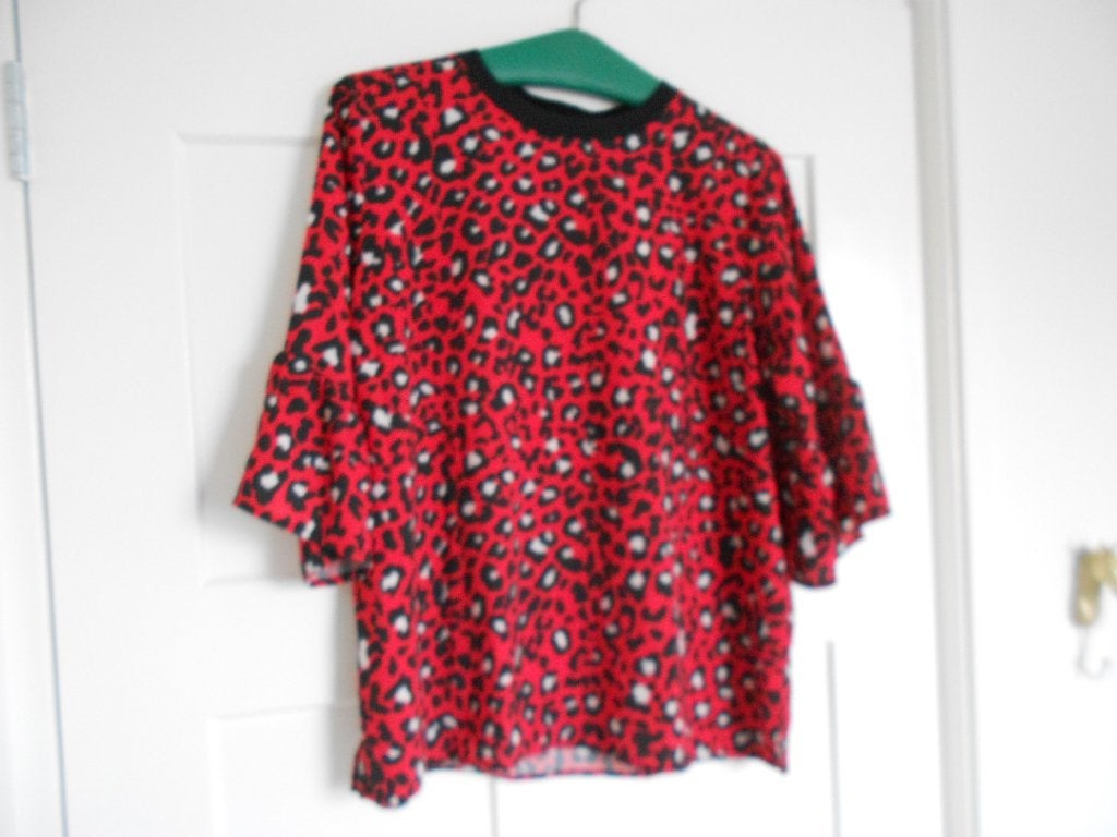 Mooie rood/zwart/witte Yest top, maat 44/46., Kleding | Dames, Tops, Verzenden, Maat 42/44 (L), Nieuw, Korte mouw