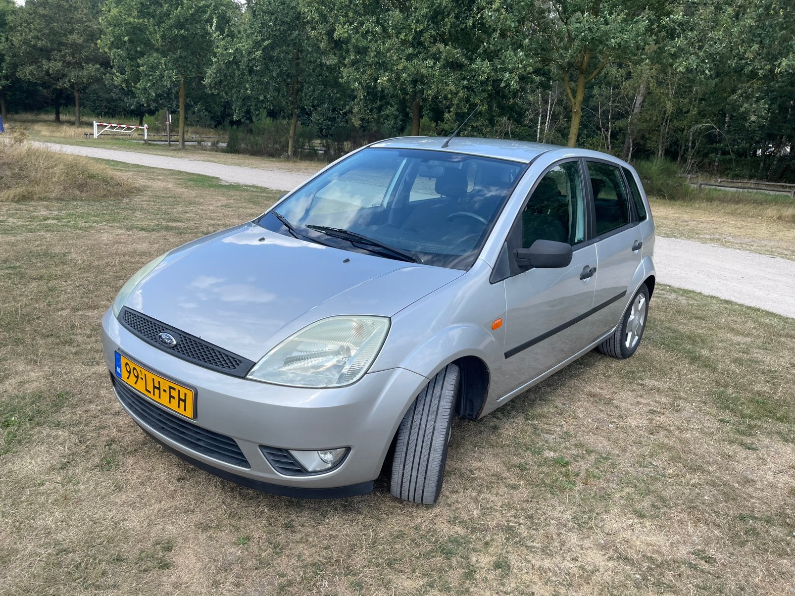Ford Fiësta 1.4 16V 5DR 2003 Grijs, Auto's, Ford, Voorwielaandrijving, 15 km/l, 4 cilinders, 49 €/maand