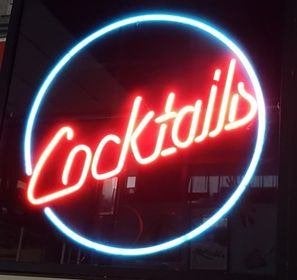 Vintage cocktails neon in zware kist super voor bar cafe, Ophalen, Gebruikt, Lichtbak of (neon) lamp