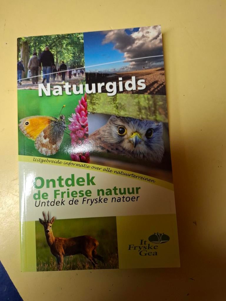 Boek - Fryske Gea natuurgids en handboek natuur, Ophalen of Verzenden, Natuur algemeen