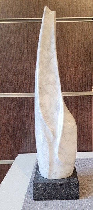 Maurice BRAMS, beeld in Carrara-marmer, Ophalen, Handgemaakt, 20 - 50 cm, Beeld