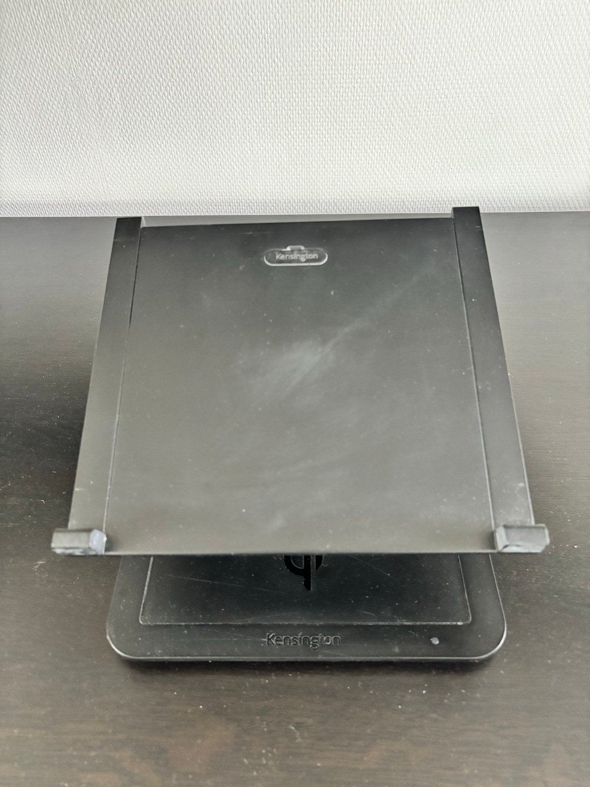 Kensington SmartFit Laptop Riser met Draadloze Oplader, Computers en Software, Laptopstandaarden, Verzenden, Gebruikt, In hoogte verstelbaar