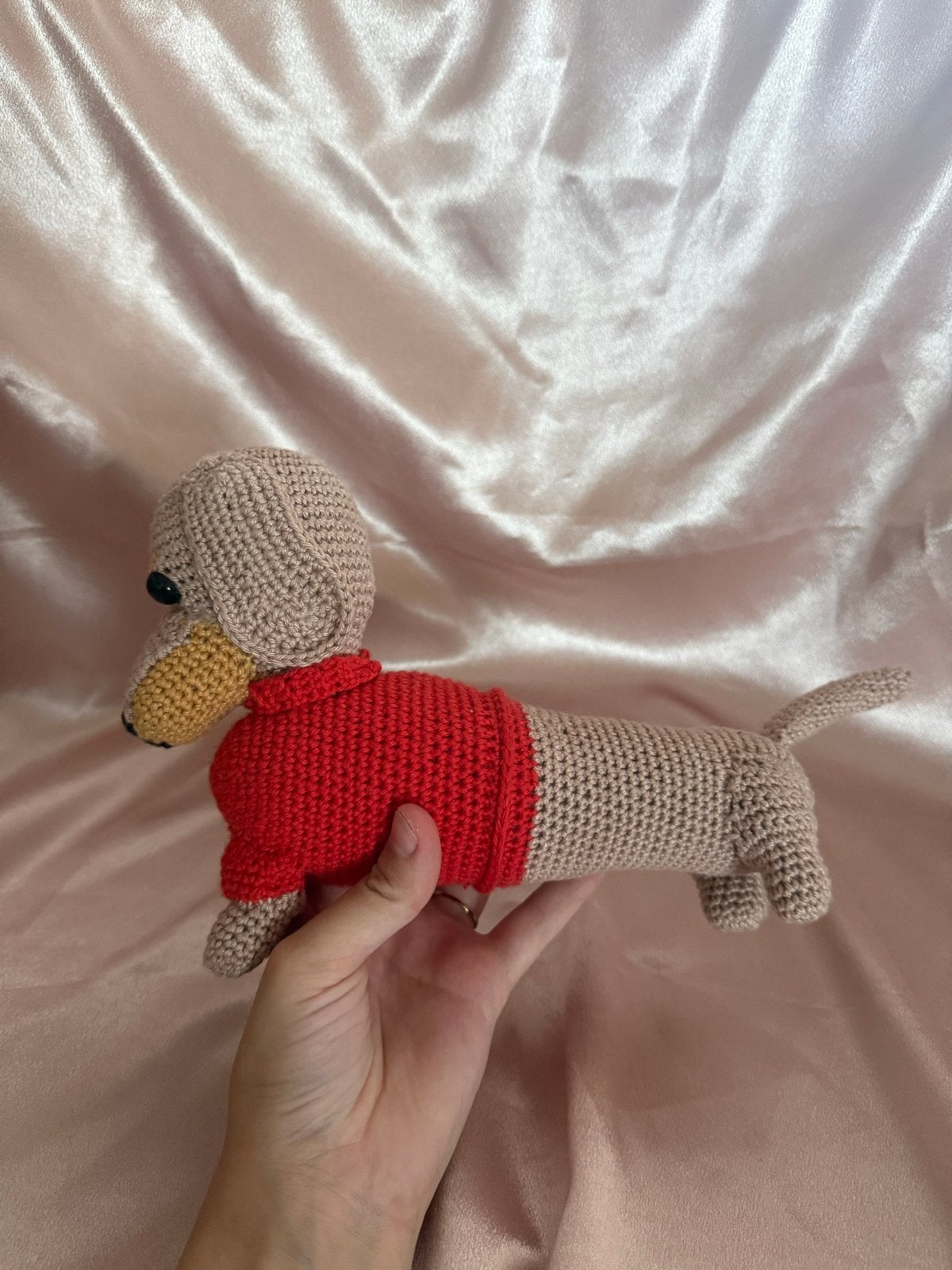 Gehaakte Teckel Knuffel met Rood Truitje, Kinderen en Baby's, Overige merken, Hond, Zo goed als nieuw, Middelgroot (20 tot 80 cm)