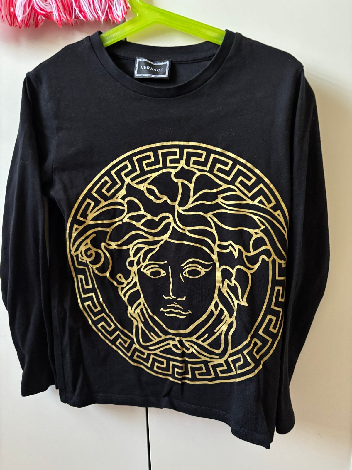 Versace Longsleeve Zwart met Gouden Medusa Print, Ophalen of Verzenden, Zo goed als nieuw, Jongen of Meisje, Shirt of Longsleeve