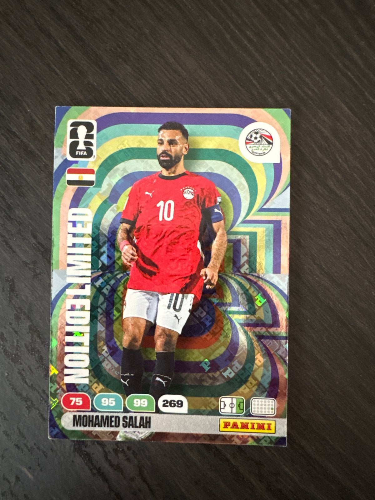 WK 2026 Panini FIFA 365 Holo Limited Edition Mohamed Salah, Ophalen of Verzenden, Zo goed als nieuw, Overige sporten, Poster, Plaatje of Sticker