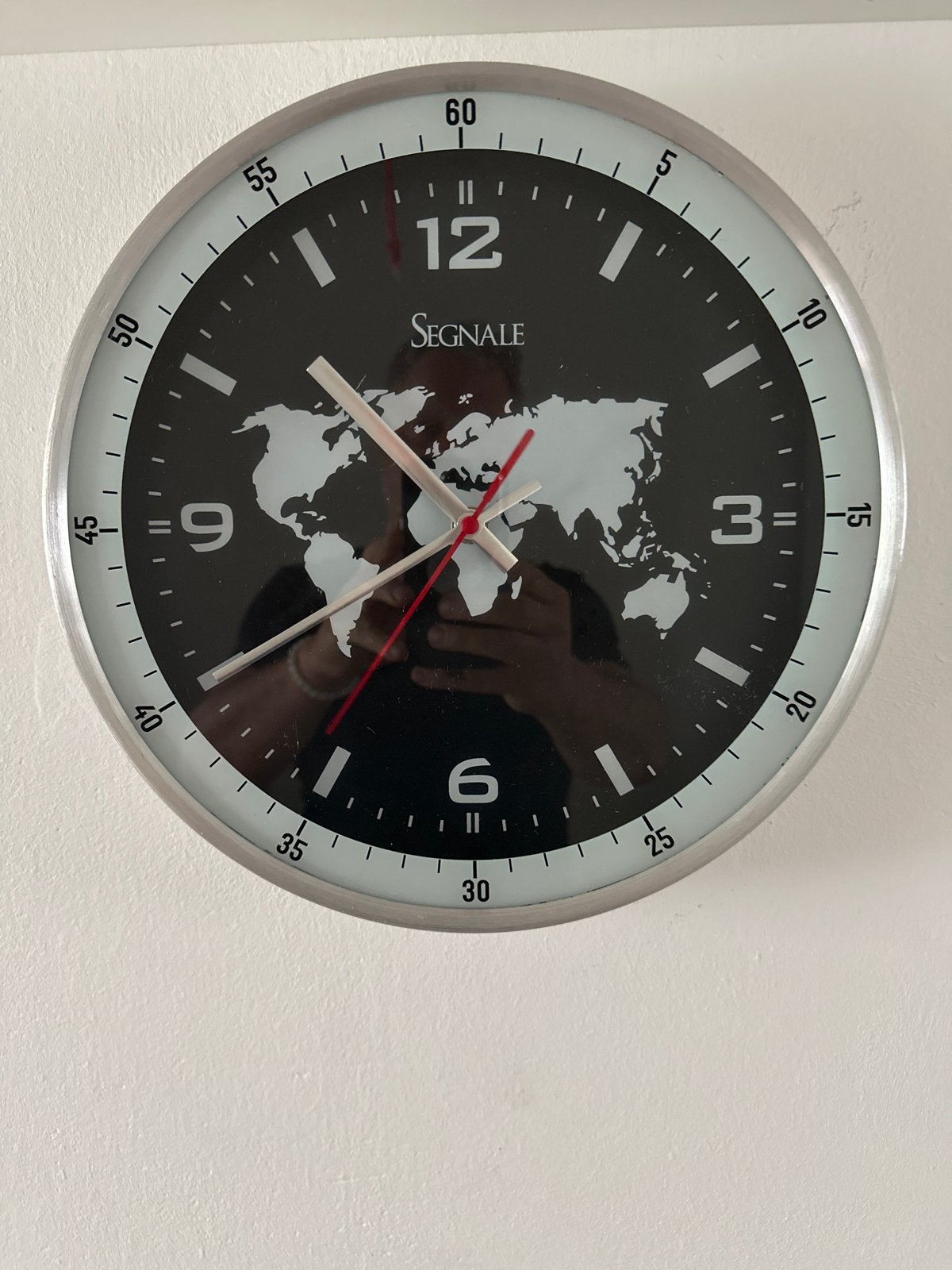 Stijlvolle Segnale Wandklok met Wereldkaart Design, Ophalen of Verzenden, Zo goed als nieuw, Wandklok