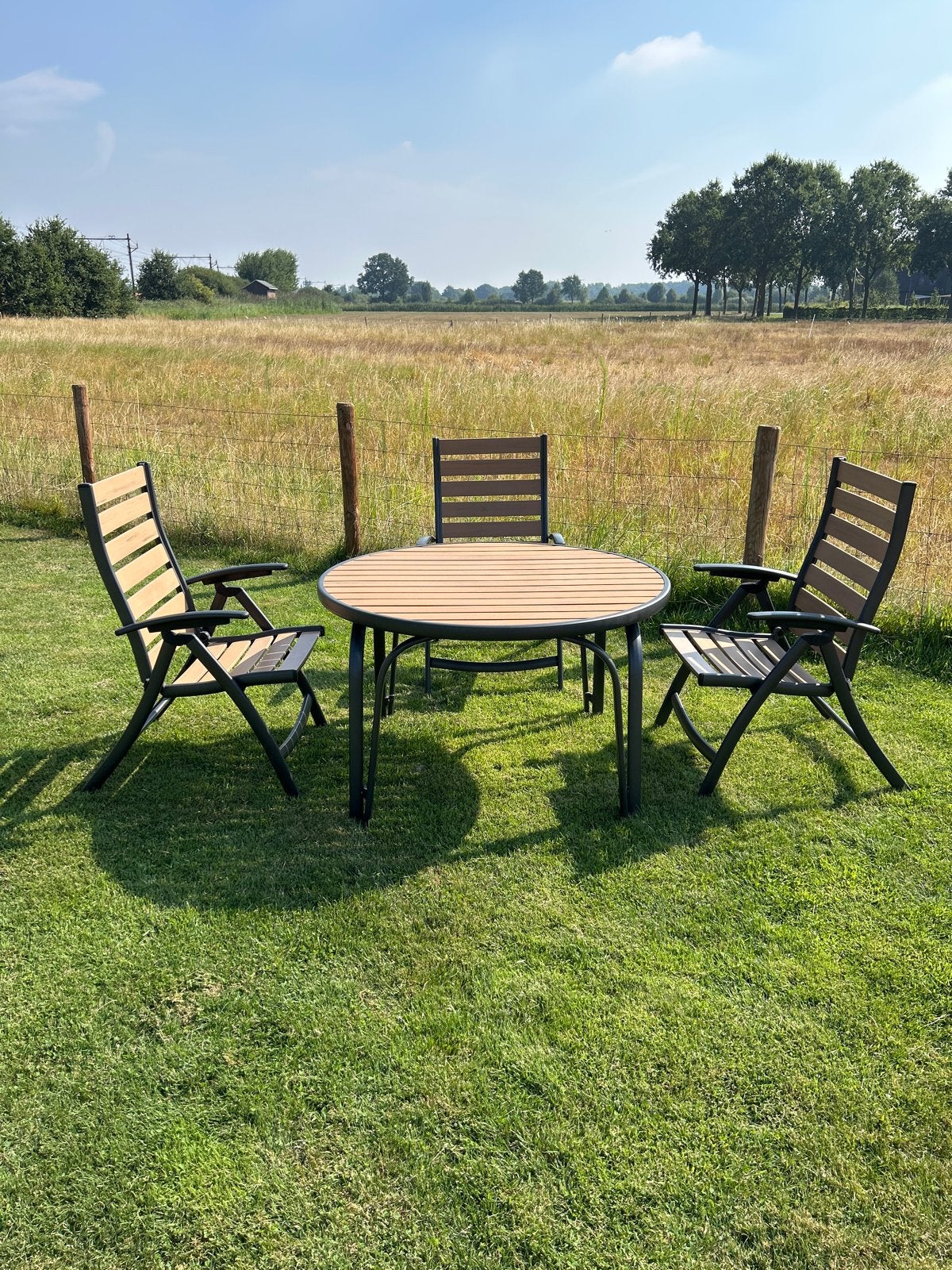 Preston tuinset: ronde tuintafel met 3 inklapbare stoelen, Ophalen, Kunststof, Gebruikt, Eettafel
