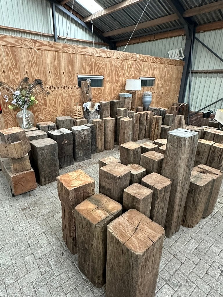 Grote voorraad houten sokkels . smeedijzeren ringen, Huis en Inrichting, Woonaccessoires | Zuilen en Pilaren, Ophalen, Zo goed als nieuw
