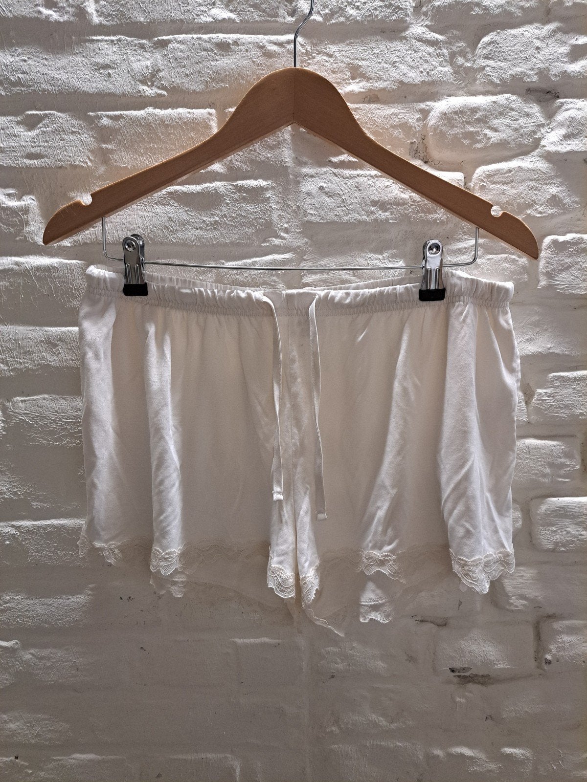 Primark witte short met kant maat 42/44, Primark, Verzenden, Wit, Broekje of Short