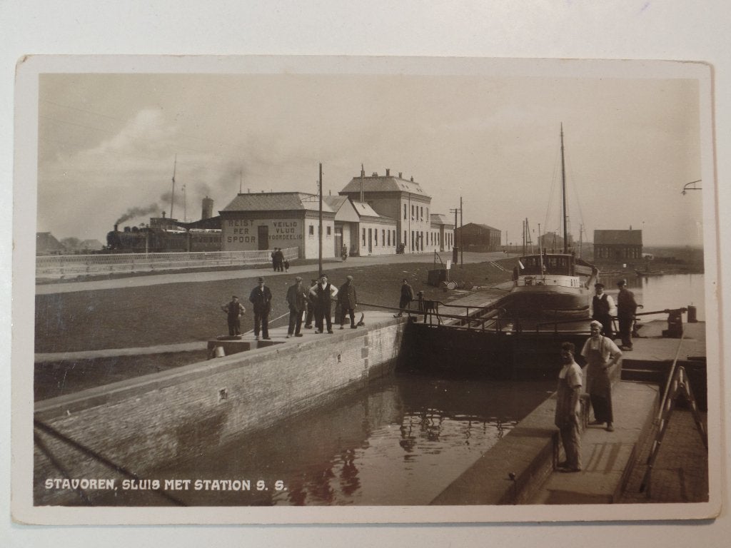 Stavoren Sluis //Station, Verzamelen, Ophalen of Verzenden, 1920 tot 1940, Gelopen, Friesland