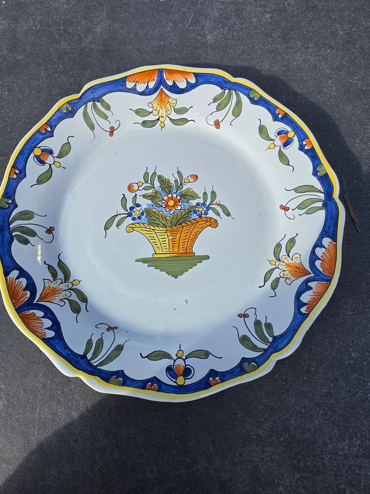 Frans faience bord met bloemenmand decor - 25 cm, Ophalen of Verzenden