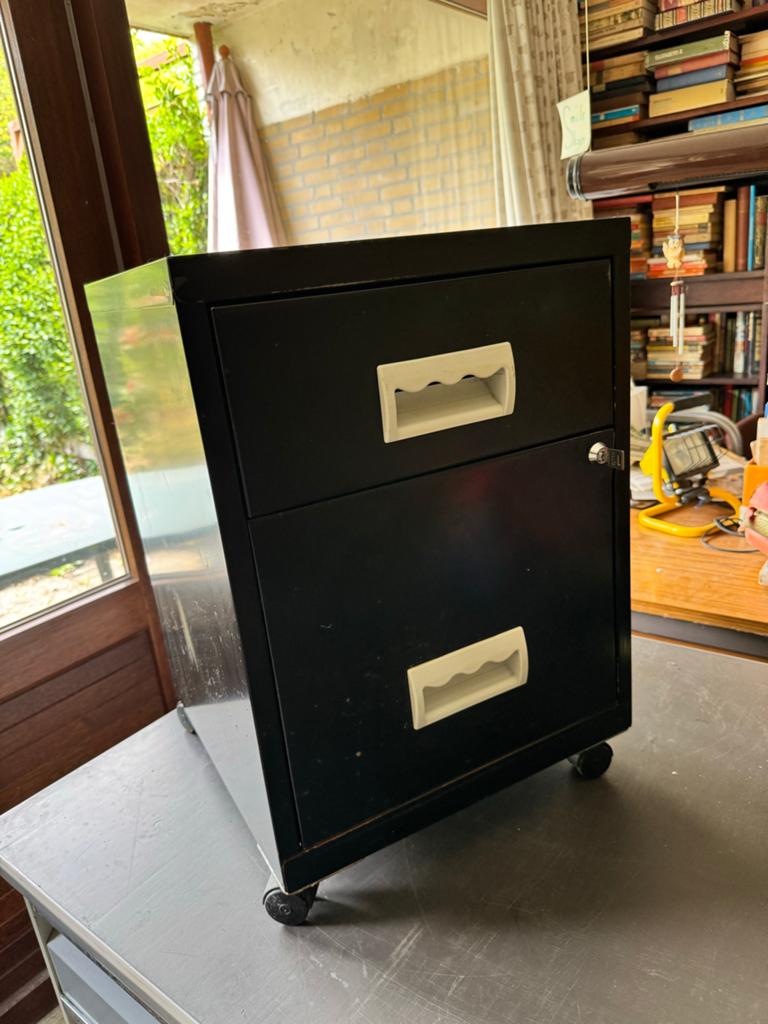 Zwart metalen ladenblok op wielen met slot en sleutel, Huis en Inrichting, Kasten | Ladekasten, Minder dan 50 cm, Gebruikt, 1 of 2 laden