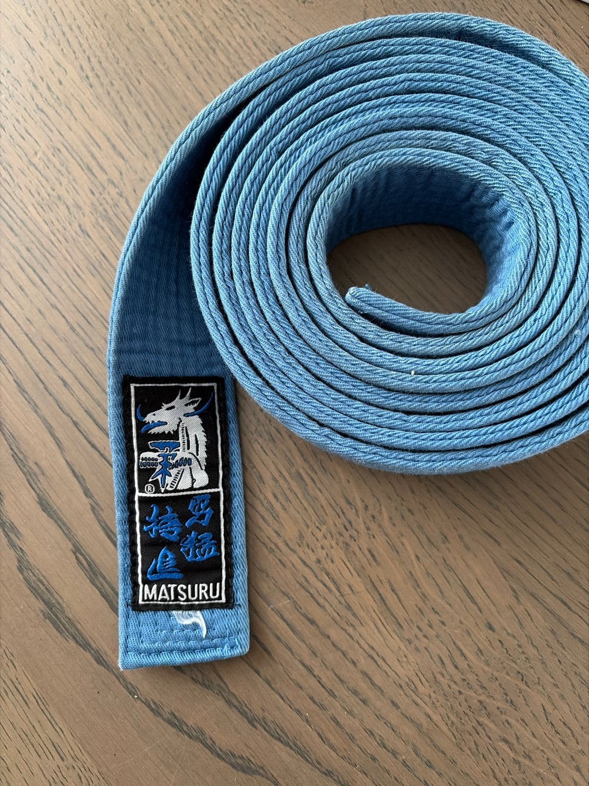 Matsuru band blauw - 280 cm, Sport en Fitness, Ophalen of Verzenden, Gebruikt, Overige, Vechtsportmateriaal