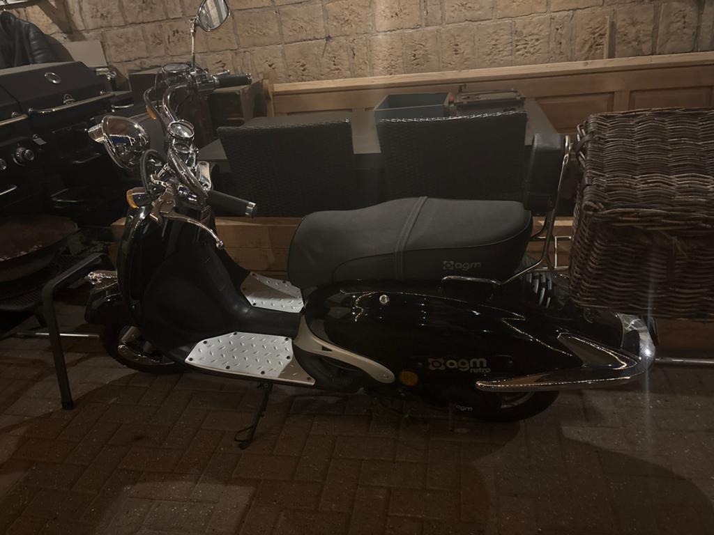AGM Retro Scooter Zwart - Goed Onderhouden, Fietsen en Brommers, Ophalen, Gebruikt, Maximaal 25 km/u, Benzine