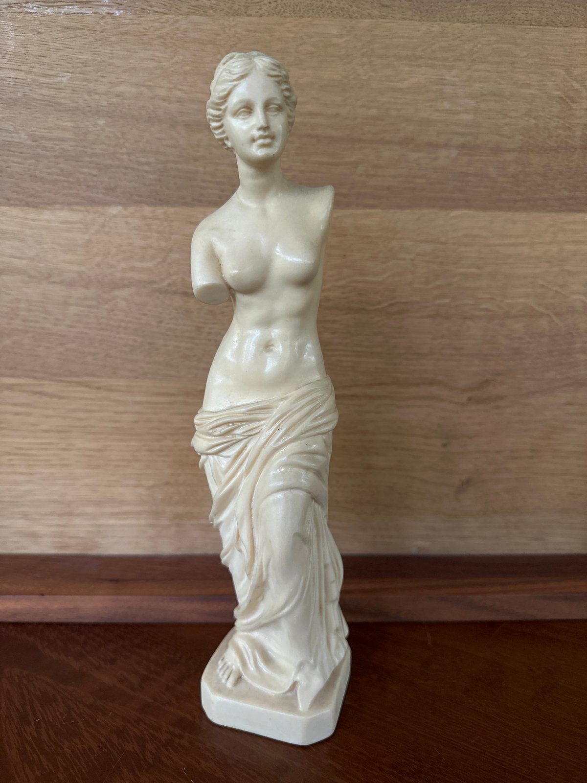 Klassiek beeldje Venus van Milo - Crèmekleurig, Ophalen of Verzenden, 20 - 50 cm, Steen of Keramiek, Beeld