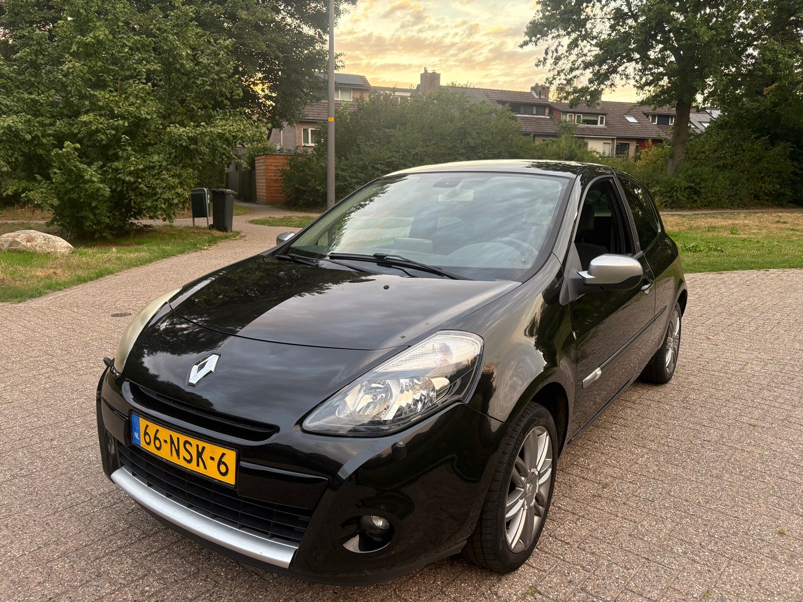 Renault Clio 1.2 16V 55KW 3-DRS 2010 Zwart NAVI LMV NWE APK!, Auto's, Renault, Voorwielaandrijving, 535 kg, 74 pk, 1055 kg