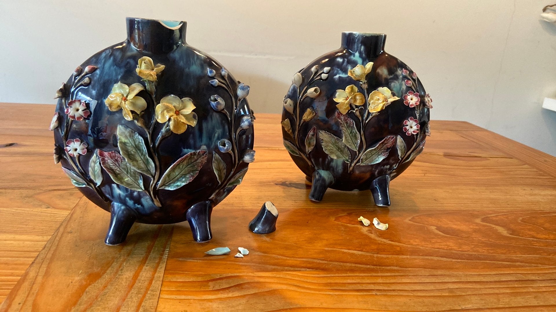 Antiek stel Barbotine / Majolica vazen – Restauratieproject, Ophalen of Verzenden