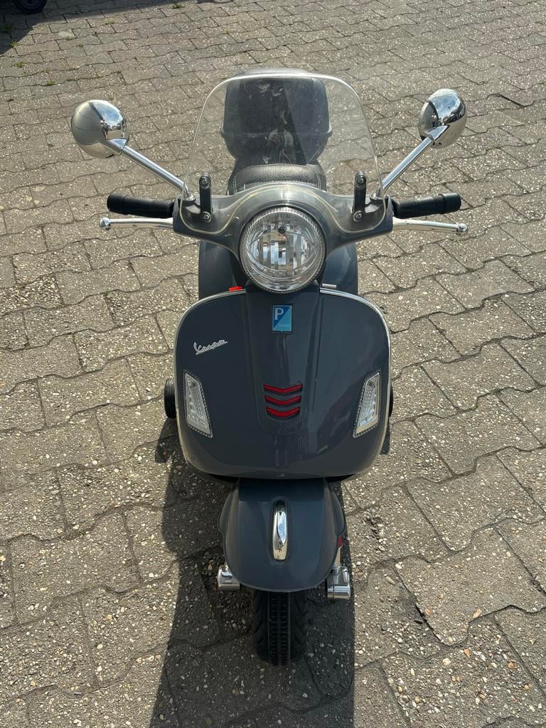 Vespa kinder scooter elektrisch grijs, Fietsen en Brommers, Ophalen of Verzenden, Gebruikt, Maximaal 25 km/u, Overige modellen