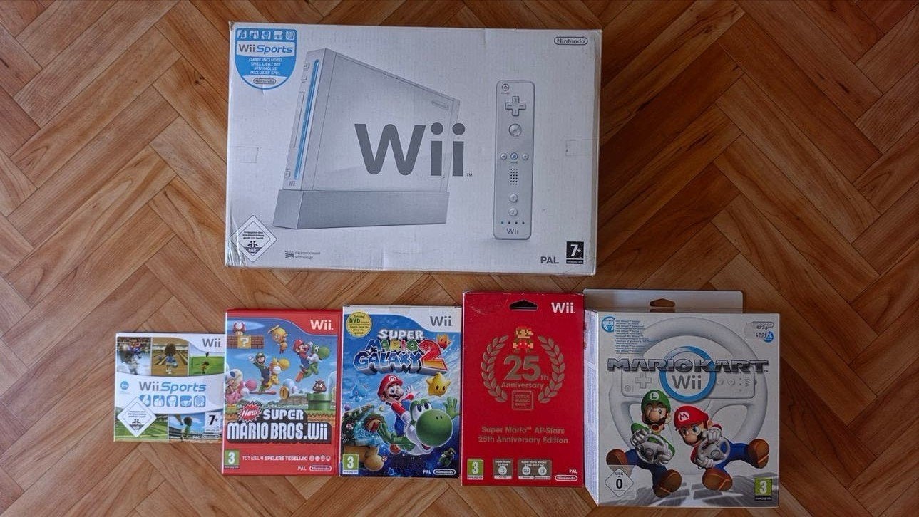 Wii Bundel,5 Spellen,2 Controllers, MarioKart stuur, Ophalen, Zo goed als nieuw, Met 2 controllers, Met stuurtje