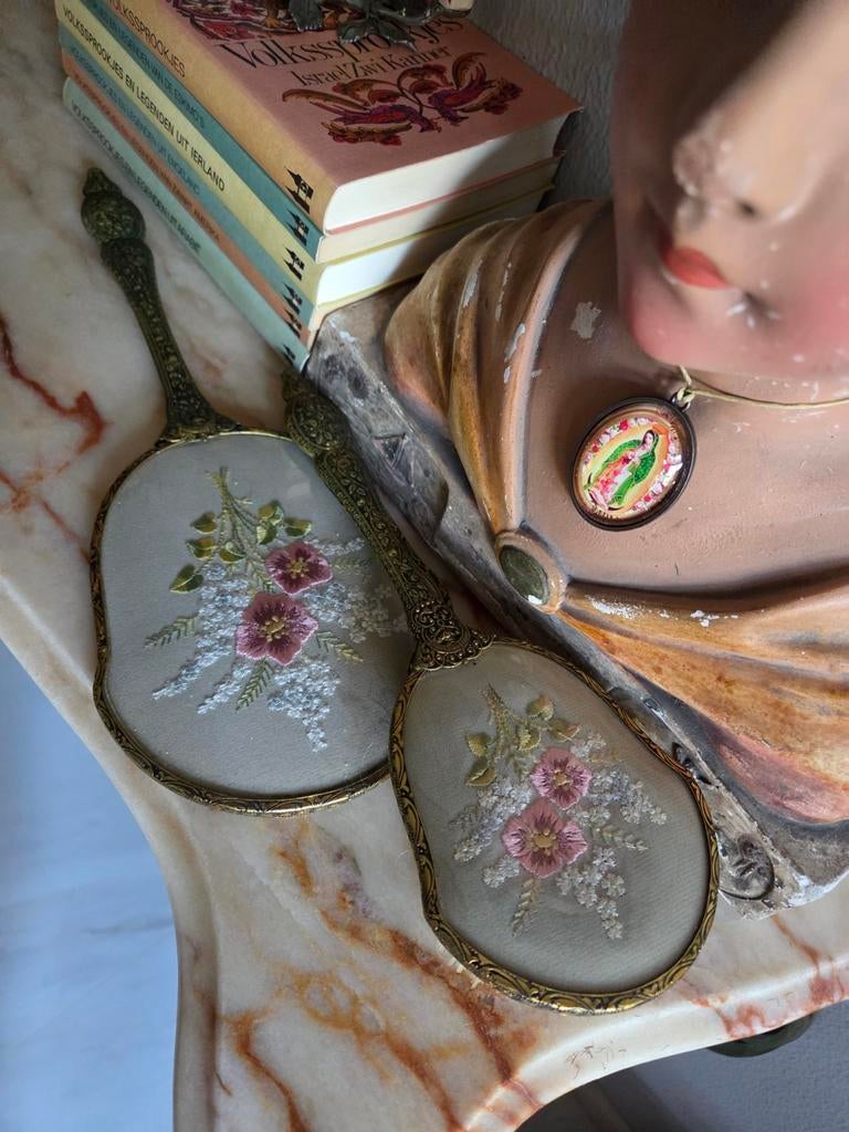 Antieke kaptafelset met geborduurde viooltjes, koper, Ophalen of Verzenden