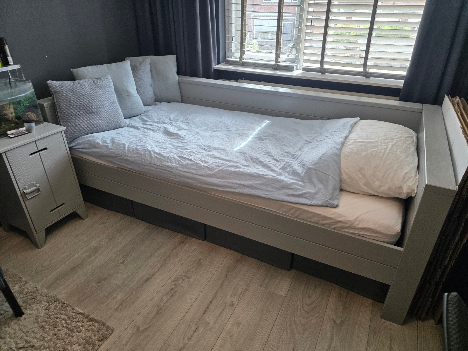 Eenpersoonsbed 90x200 grijs Woood incl. nachtkastje, Ophalen, Gebruikt, 90 cm, Eenpersoons