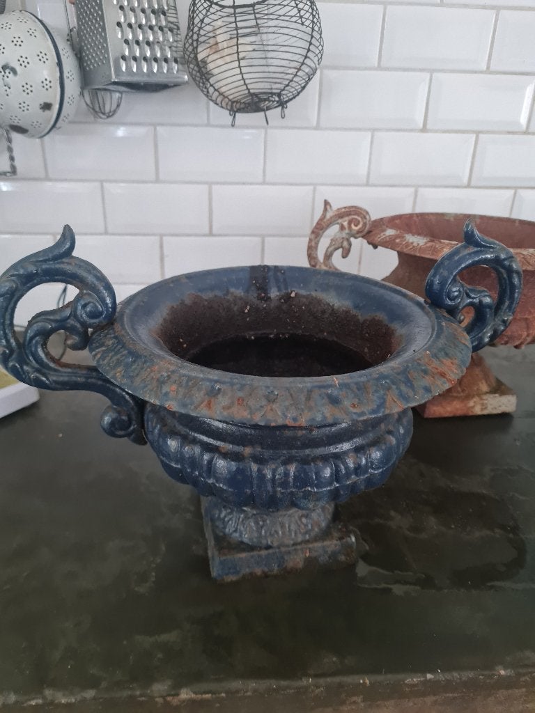 Gietijzeren tuinvaas met oren foto 1 t/m 4, Heikant 21 Kaatsheuvel, Gebruikt, Belle Vieille Brocante, Ophalen of Verzenden