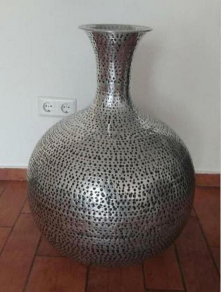 Grote Aluminium vaas met gehamerd patroon , 70 cm hoog, Ophalen