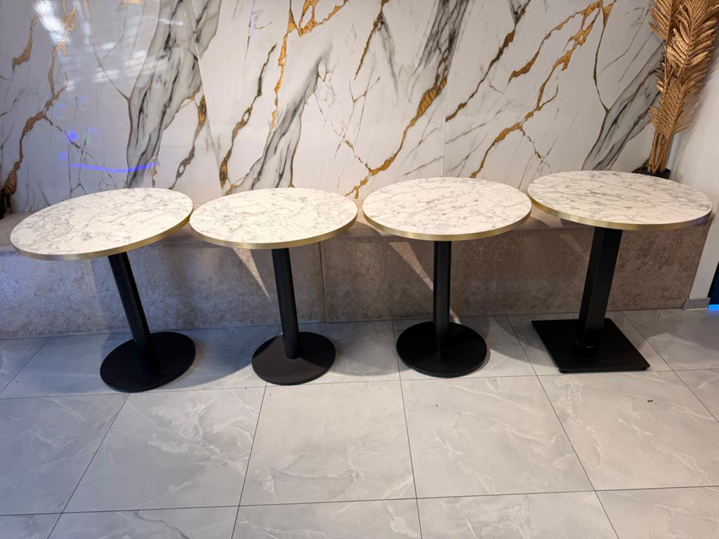 4 Luxe Marmeren Ronde Tafels met Gouden Rand, Huis en Inrichting, Tafels | Eettafels, Ophalen of Verzenden, Zo goed als nieuw