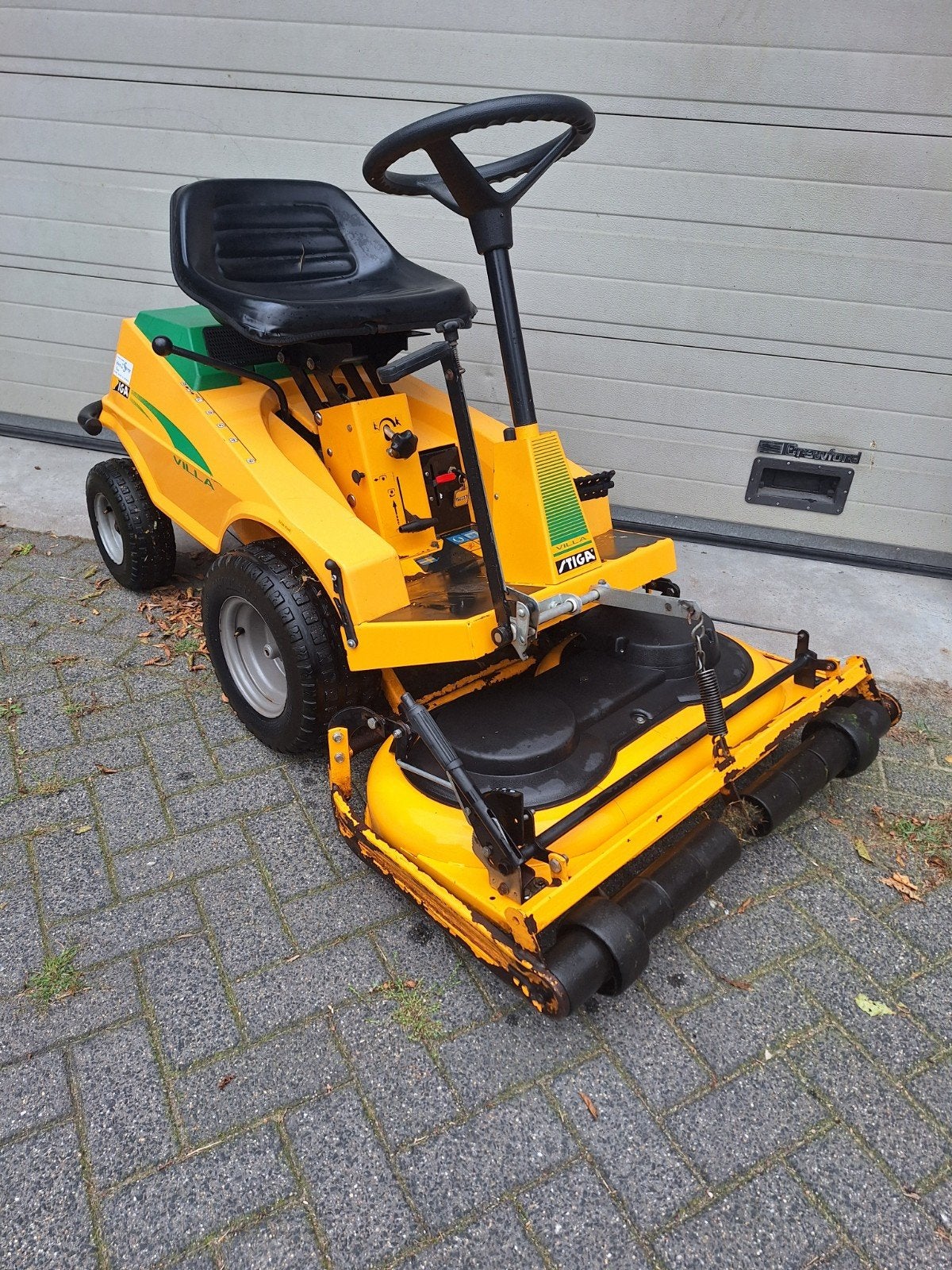 Stiga Villa Millennium zitmaaier - Nieuwe accu en messen, Ophalen, Cirkelmaaier, Gebruikt, Benzine-grasmaaier