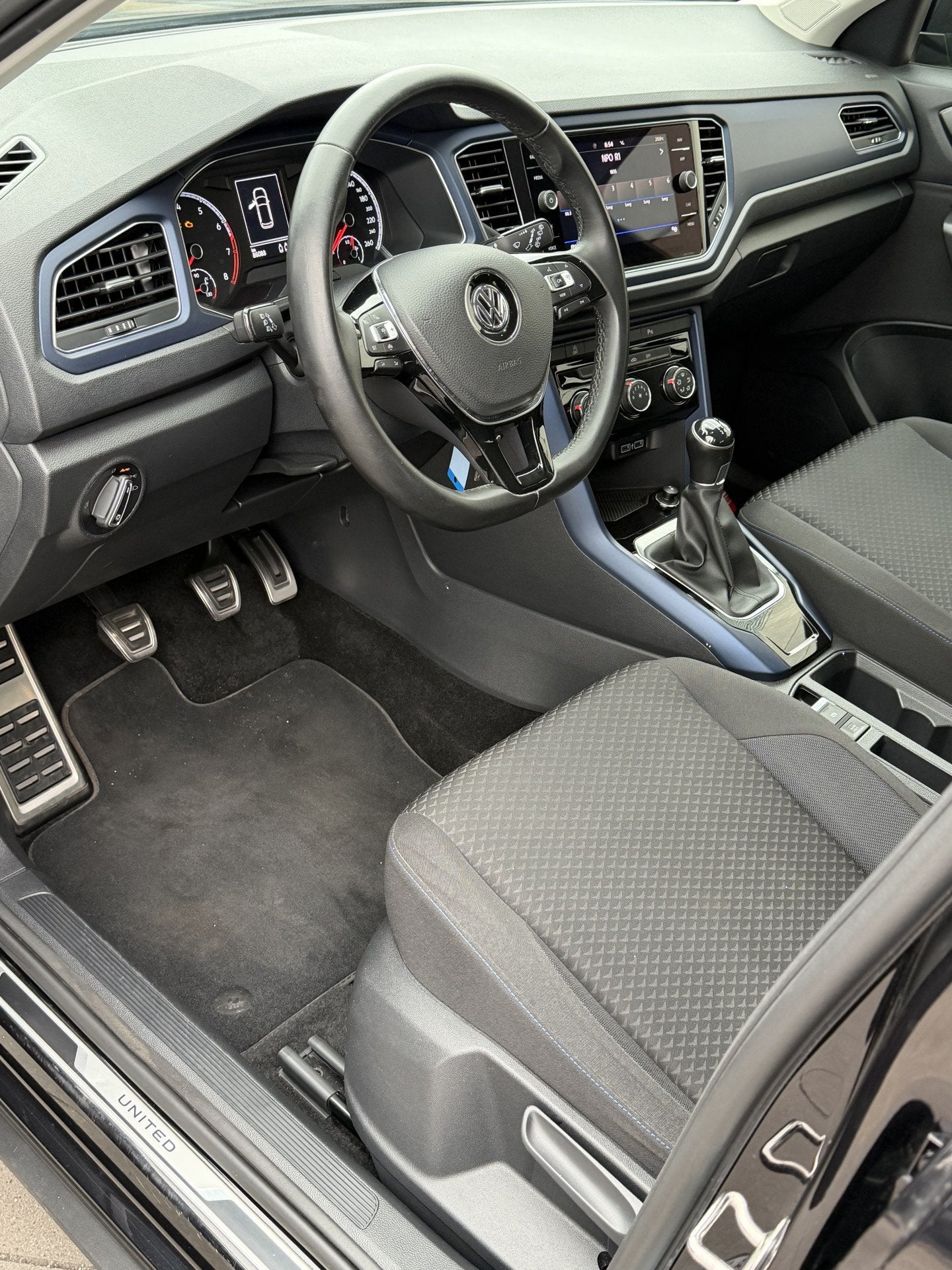 Volkswagen T-Roc 1.5 TSI Style Business ACC-Nav-17"-Trekhaak, Auto's, Voorwielaandrijving, Stof, 4 cilinders, Zwart
