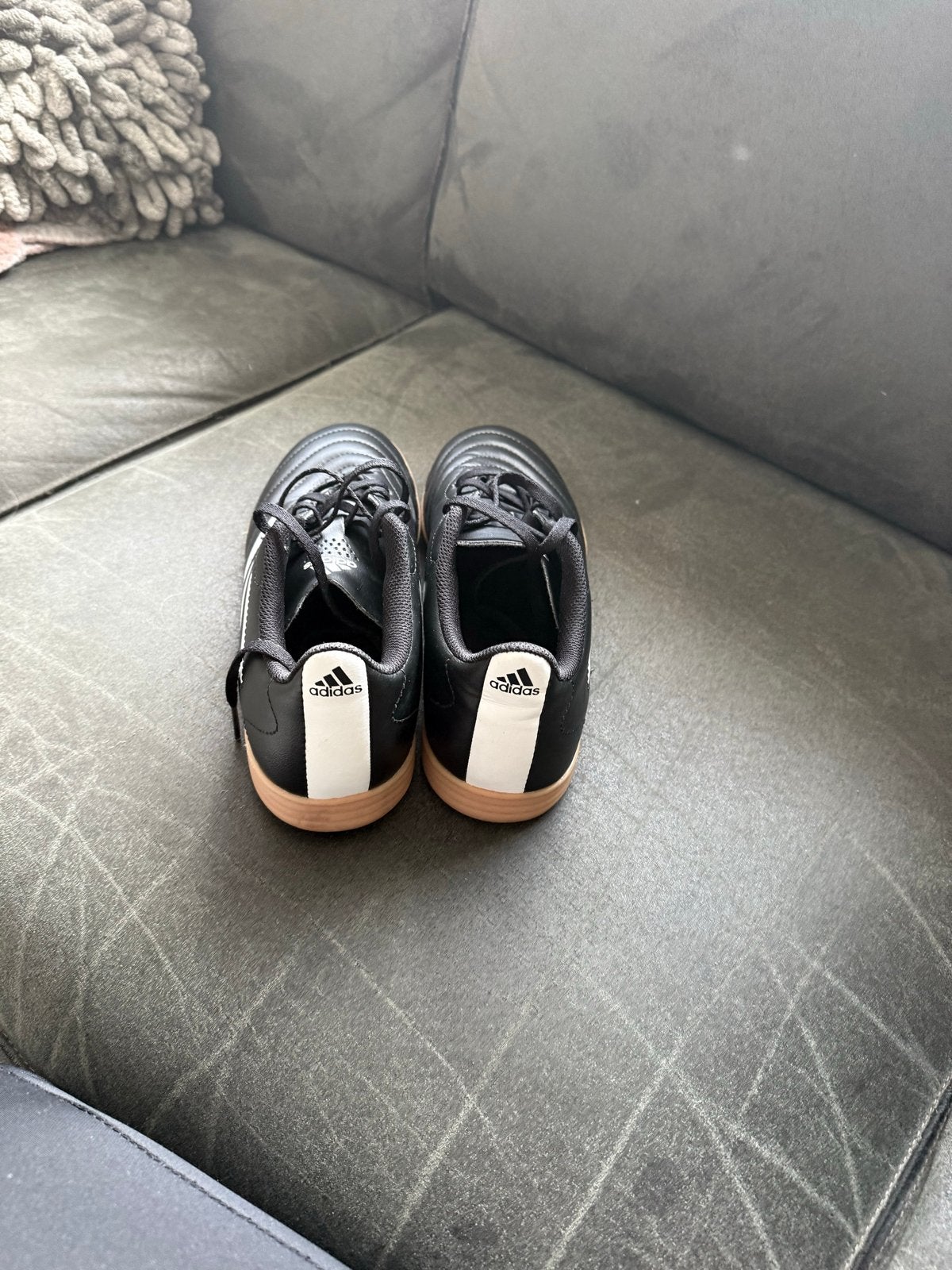 Adidas zaalvoetbalschoenen - Zwart, Ophalen of Verzenden, Zo goed als nieuw, Schoenen