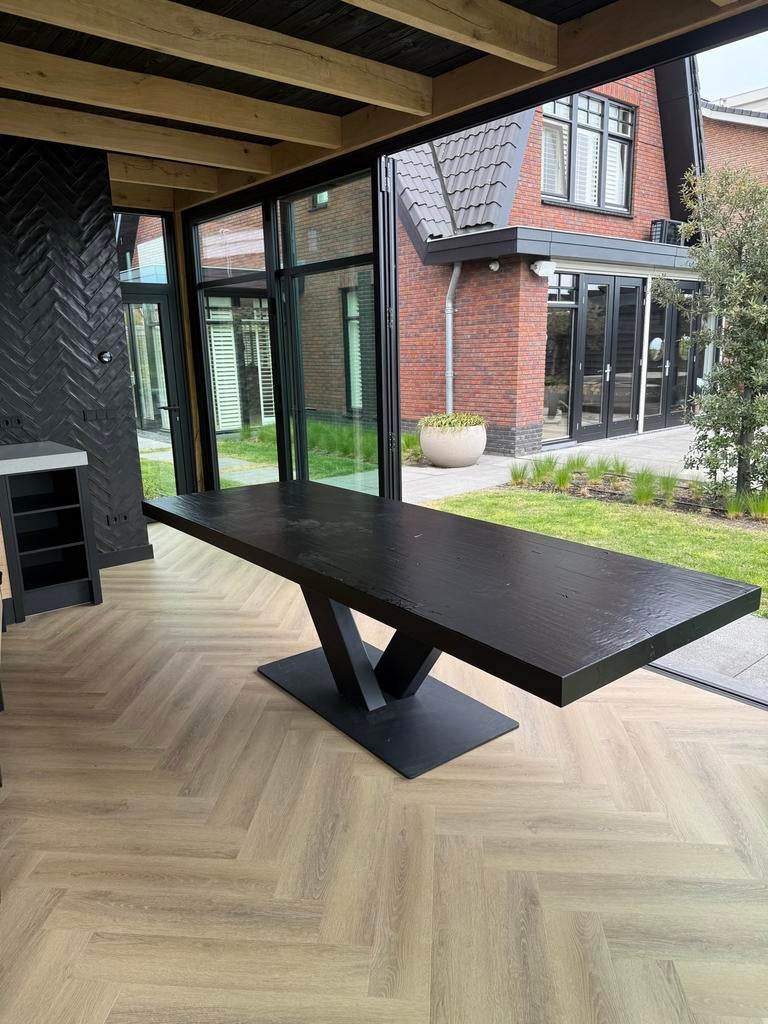 Robuuste Zwarte Eiken Boomstamtafel met Metalen Onderstel, Huis en Inrichting, Tafels | Eettafels, Ophalen, 100 tot 150 cm, Eikenhout