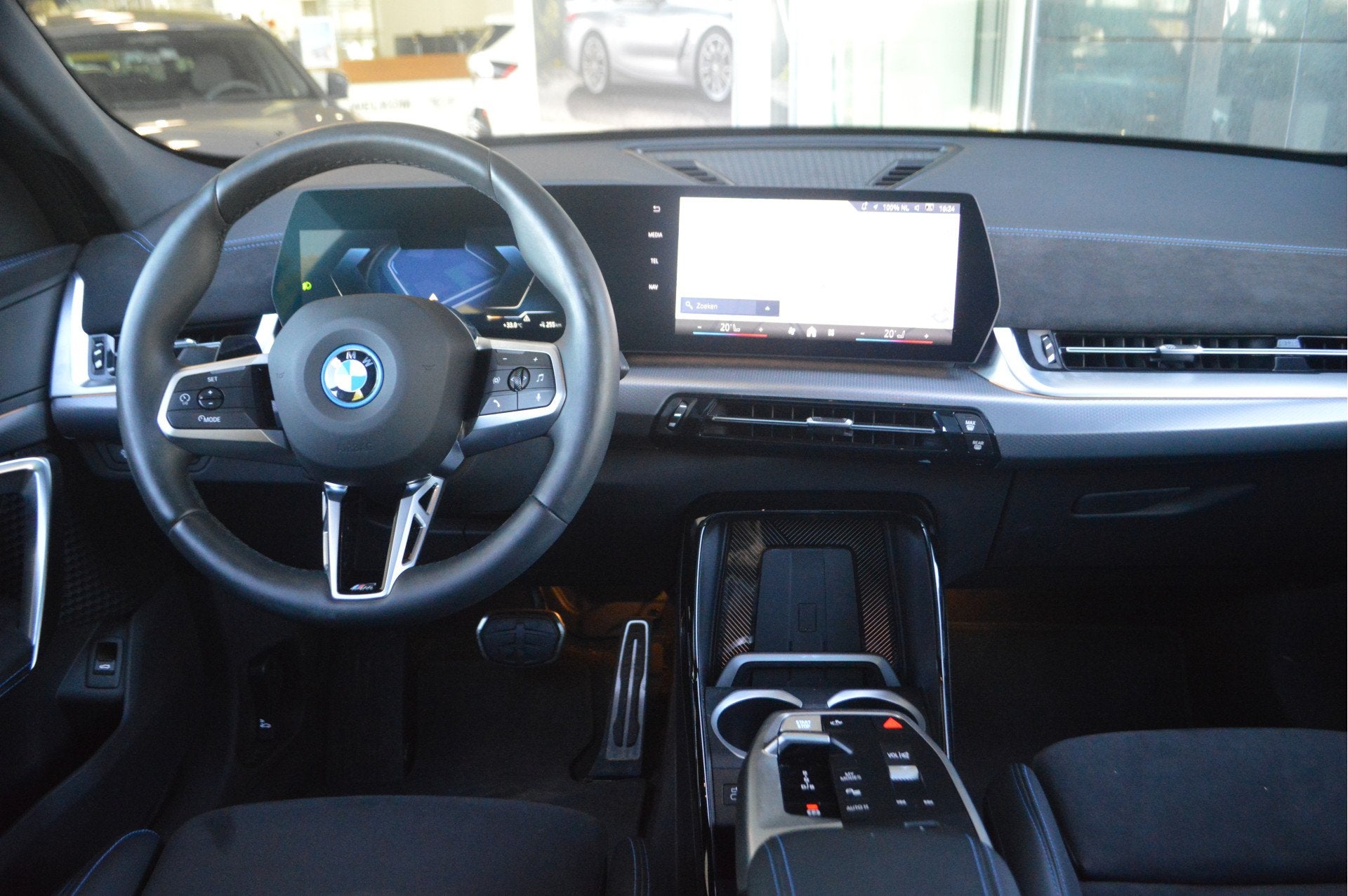 BMW iX2 eDrive20 M Sport / Panoramadak / Sportstoelen / Adap, Auto's, BMW, Metallic lak, Met garantie (alle), 24 min, Origineel Nederlands