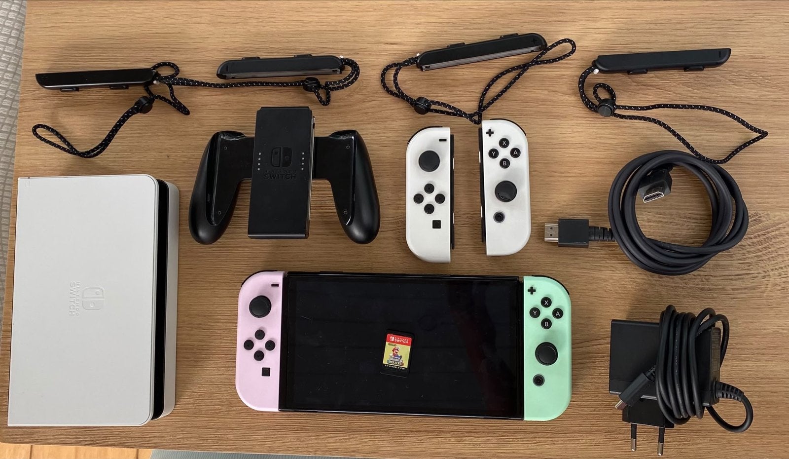 Nintendo Switch OLED met 2 controllers en game