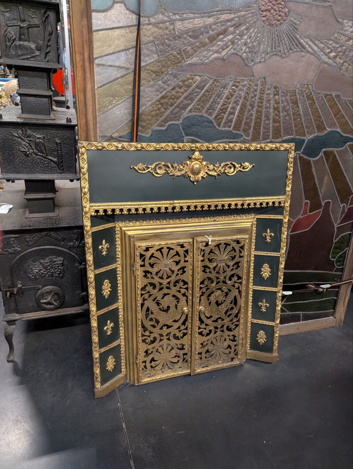 Antieke decoratieve haardombouw met gouden details, Ophalen