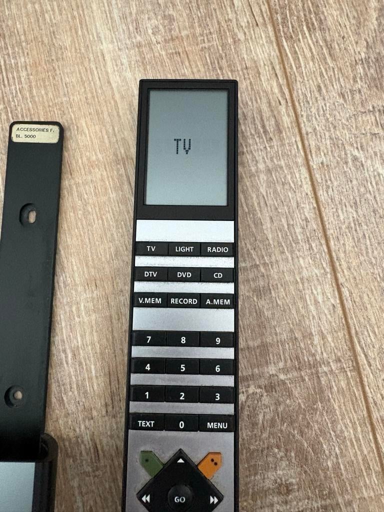 Bang & Olufsen Beo4 afstandsbediening met muur houder., Gebruikt, Tv, Ophalen of Verzenden, Origineel