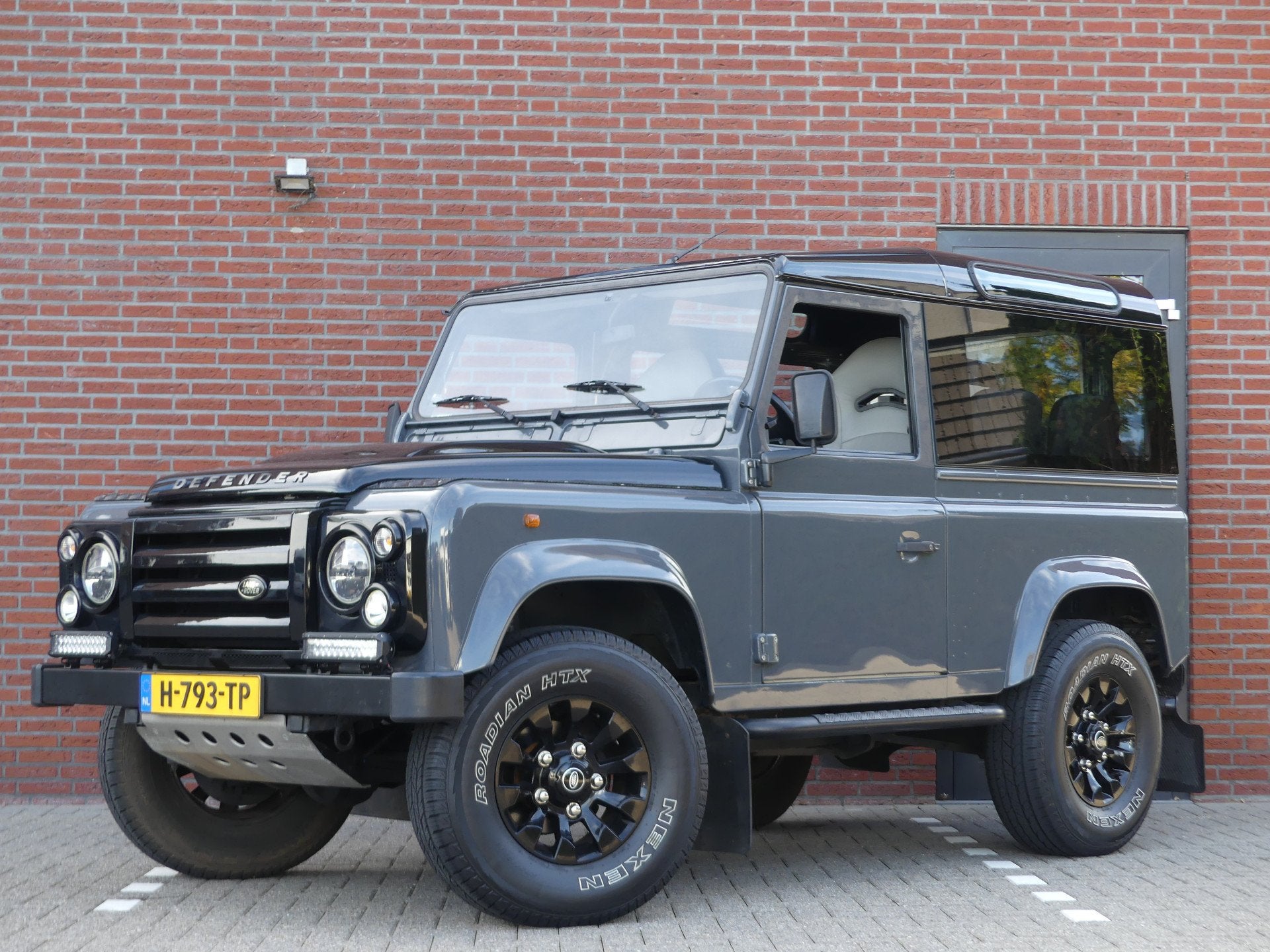 Land Rover 90 Benzine 2.0 136pk / 6 persoons (bj 1997), 1994 cc, 136 pk, Land Rover, Beige