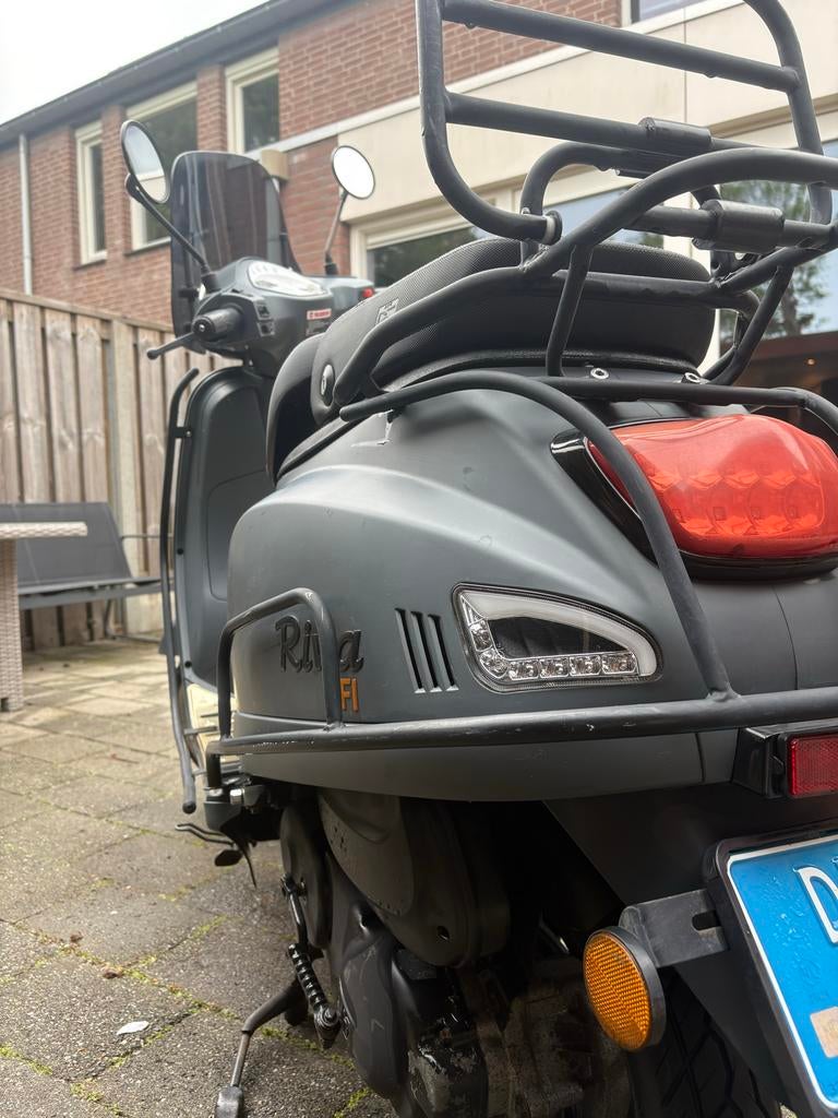 Riva EFI Luxury Scooter - Goed onderhouden met USB-oplader, Ophalen, Gebruikt, Benzine, Maximaal 25 km/u