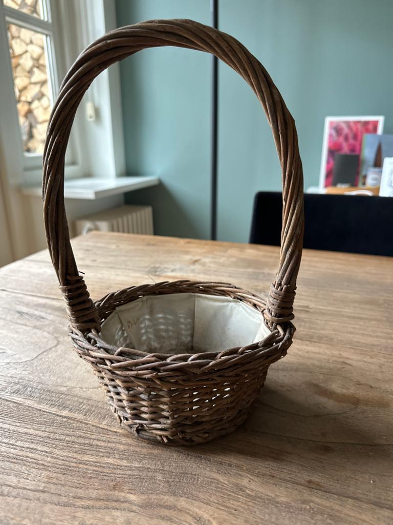2 Decoratieve rieten mandjes een met hengsel en een zonder., Gebruikt, Mand, Rond, Ophalen of Verzenden