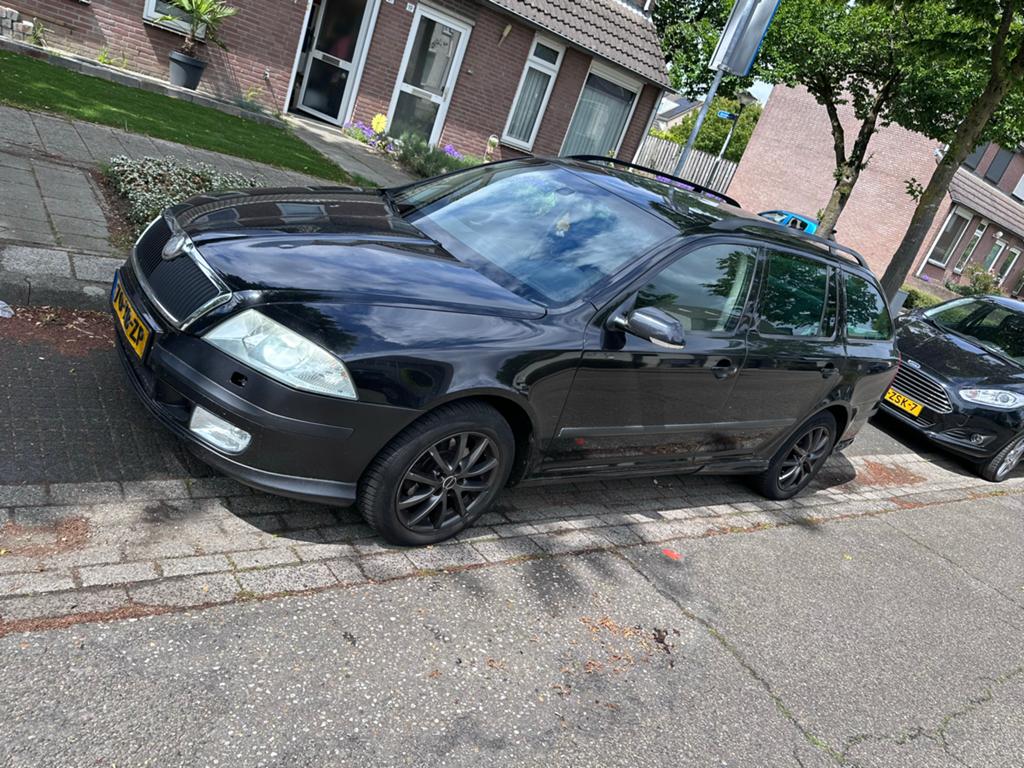 Skoda Octavia 1.6 Combi 75KW 2007 Zwart, Auto's, Voorwielaandrijving, 4 cilinders, Parkeersensor, Zwart