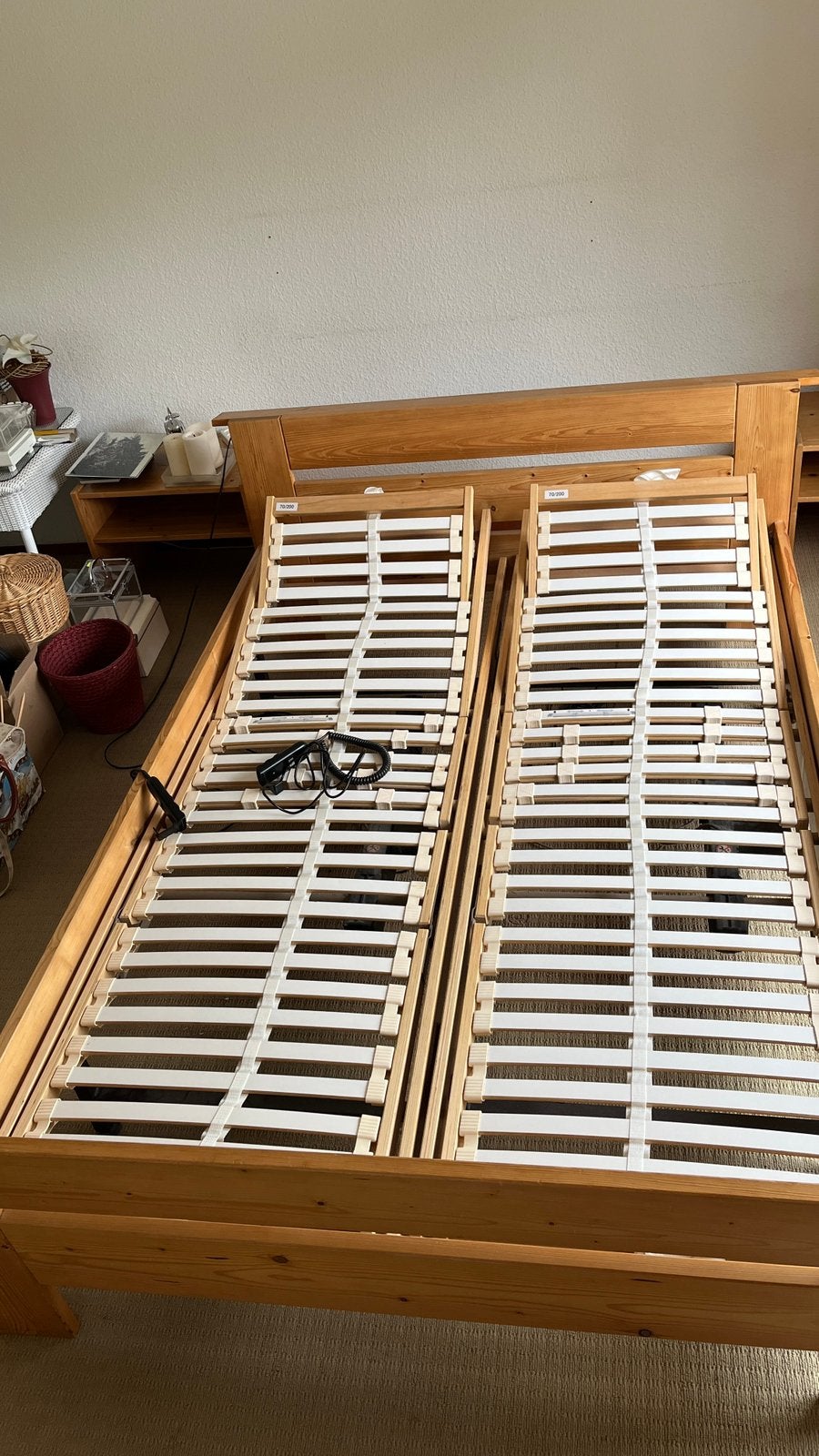 2 Elek verstelbare lattenbodems 70x200, en houten bedombouw., Ophalen, 90 cm, Eenpersoons, Zo goed als nieuw