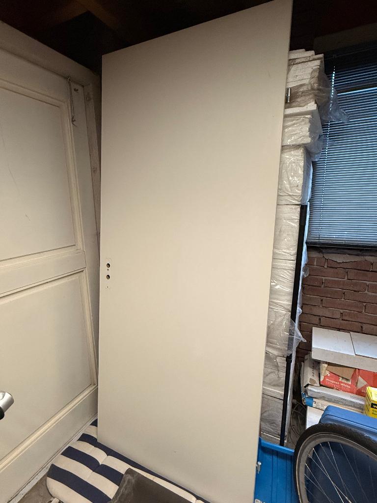 GRATIS AF TE HALEN – 1 witte opdekdeur in nette staat, Doe-het-zelf en Verbouw, Deuren en Horren, Ophalen, Gebruikt, 80 tot 100 cm