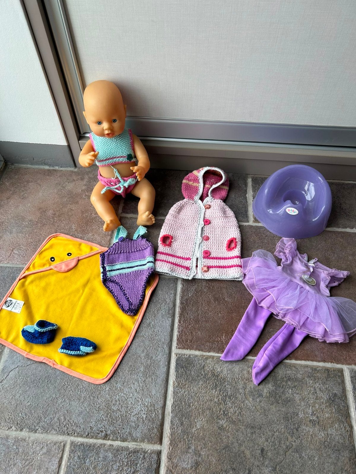 babypop 40 cm met kleding en plaspotje, Ophalen of Verzenden, Zo goed als nieuw, Babypop