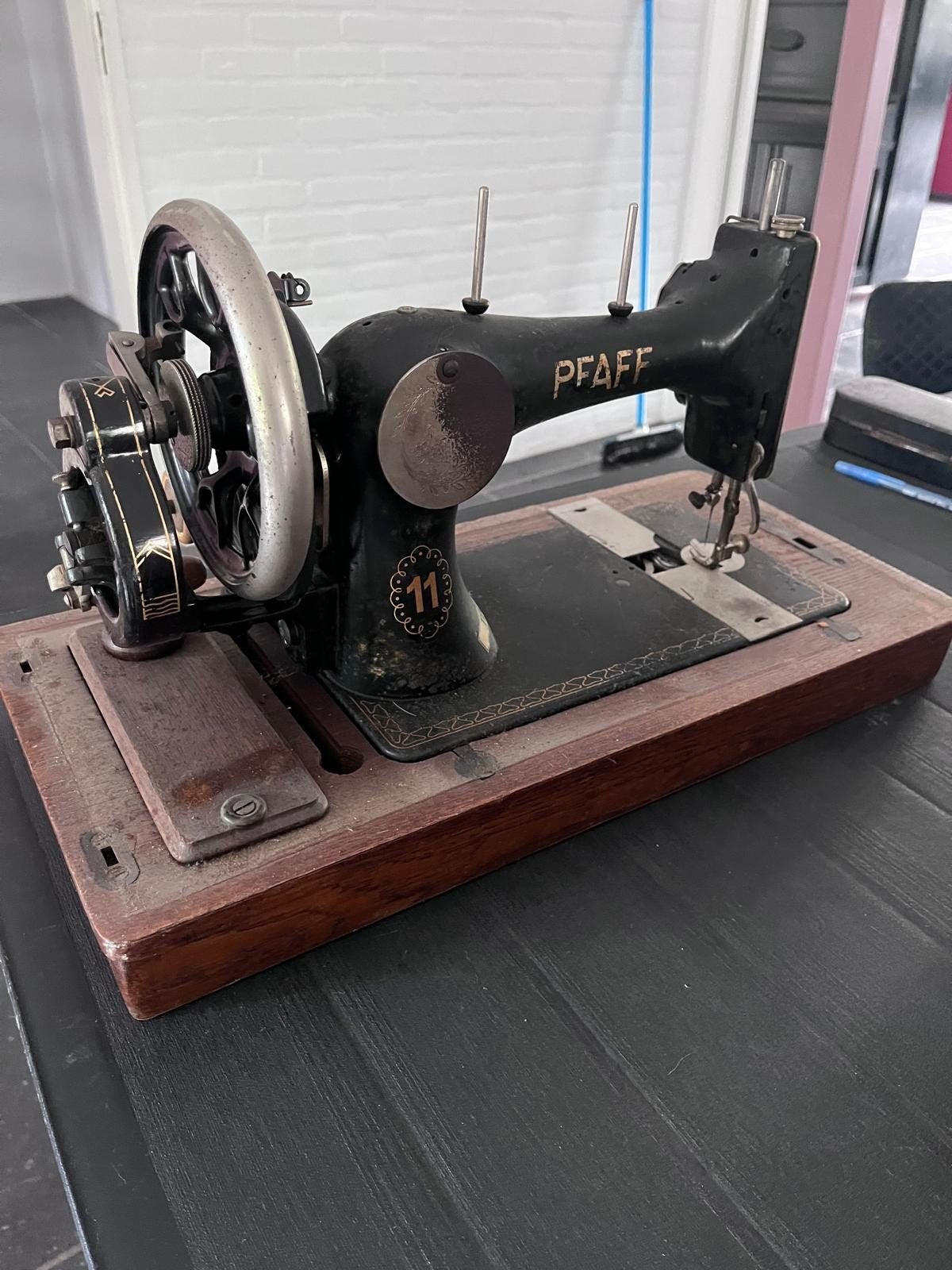 Antieke Pfaff naaimachine met houten kap (geen sleutel), Ophalen