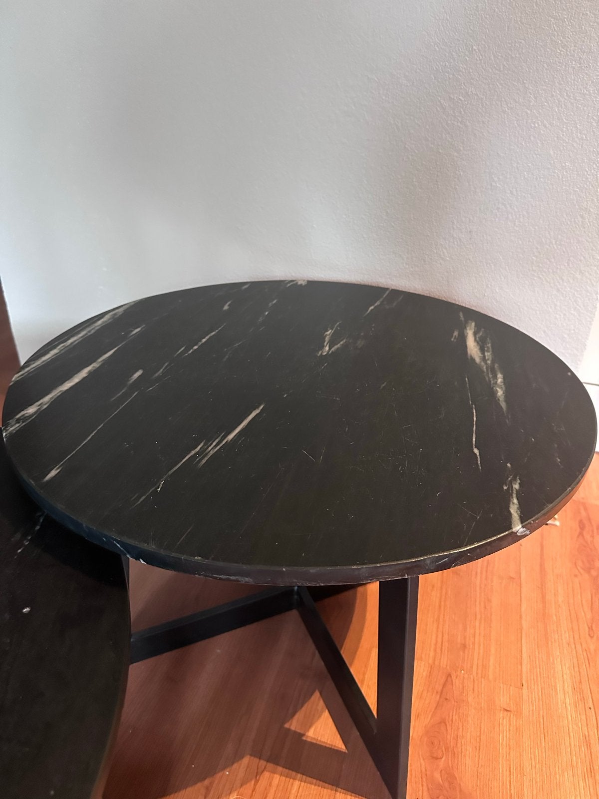 Set van 2 ronde salontafels met marmerlook, Huis en Inrichting, Tafels | Bijzettafels, Ophalen, Gebruikt, Rond, 75 cm of meer