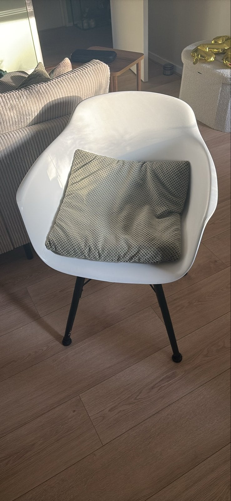 4 witte kuipstoelen met kussentjes - Gratis af te halen, Huis en Inrichting, Ophalen, Kunststof, Gebruikt, Wit