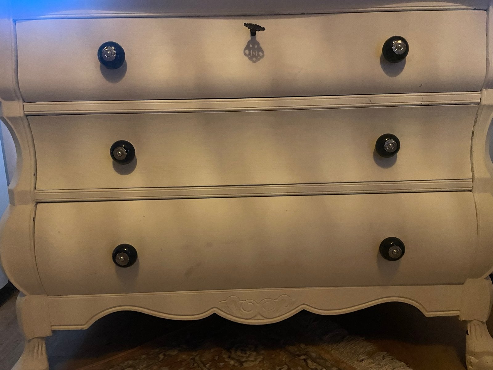 Charmant buikkastje met 3 lades en porseleinen knoppen, Antiek en Kunst, Ophalen