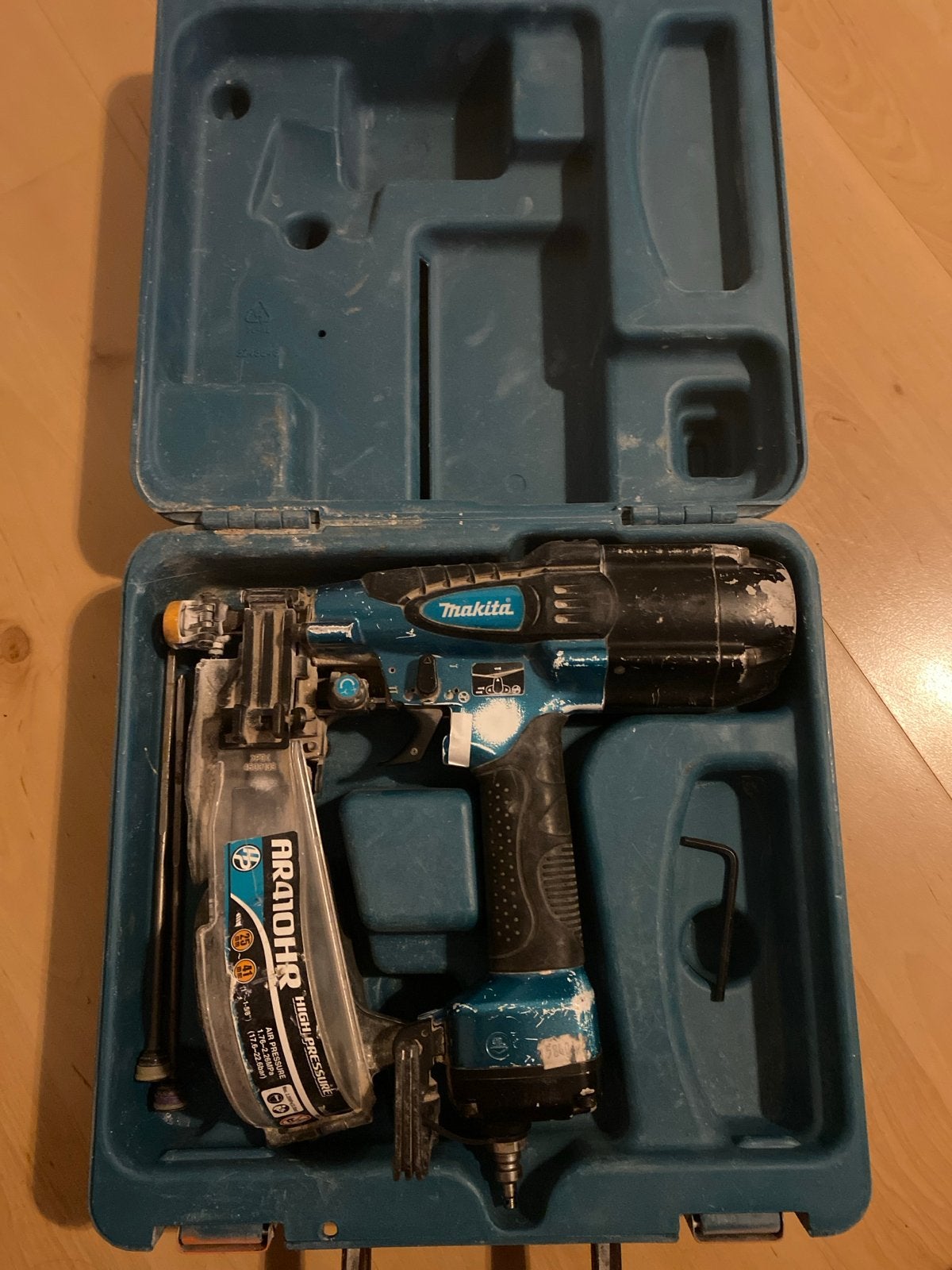 Makita AR410HR Coil Nageltacker, Ophalen of Verzenden, Gebruikt, Tacker/nietmachine, Makita