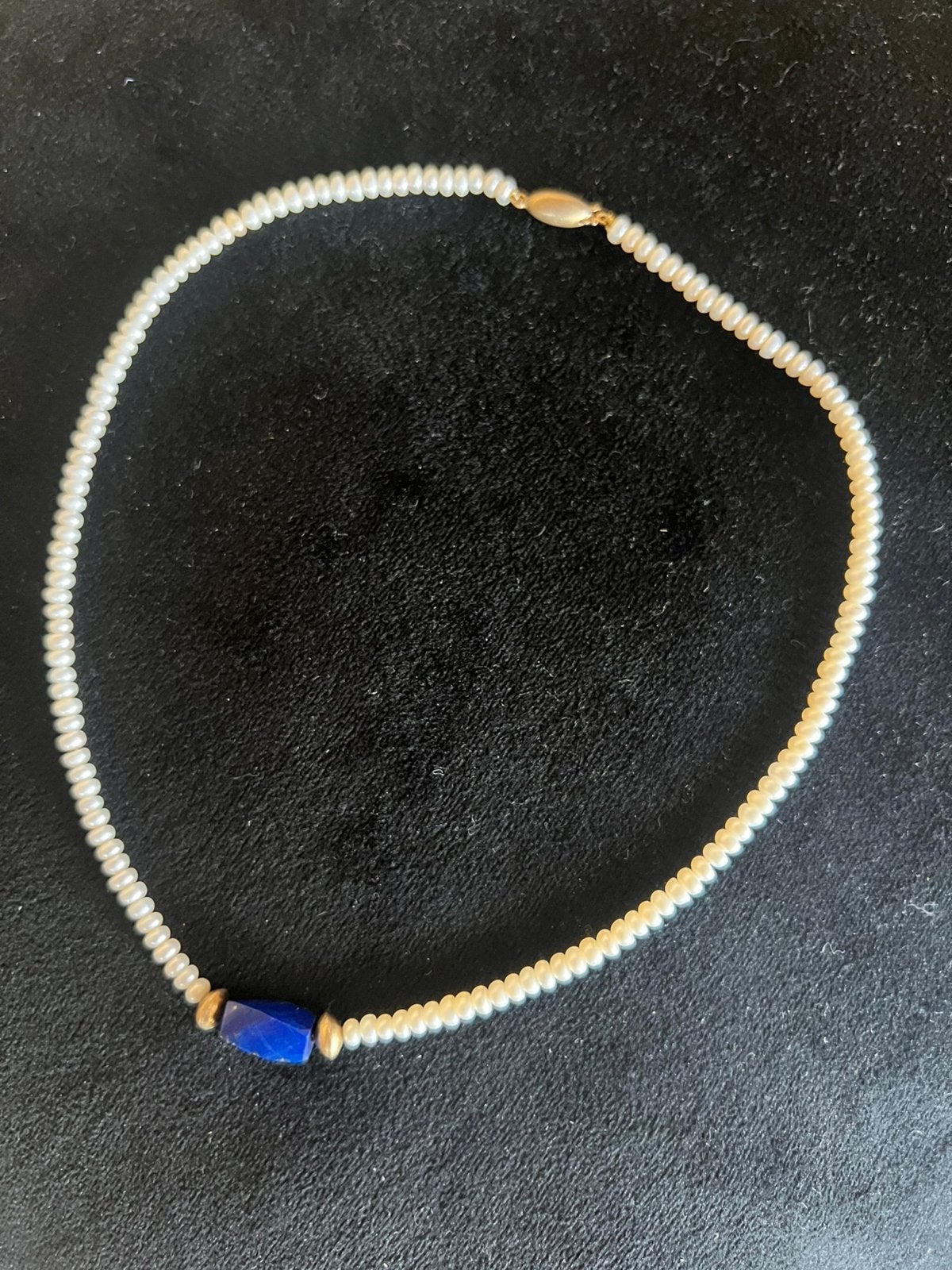 Parelsnoertje met lapis azuli en vergulde kraaltjes en slot, Ophalen of Verzenden, Zo goed als nieuw, Goud
