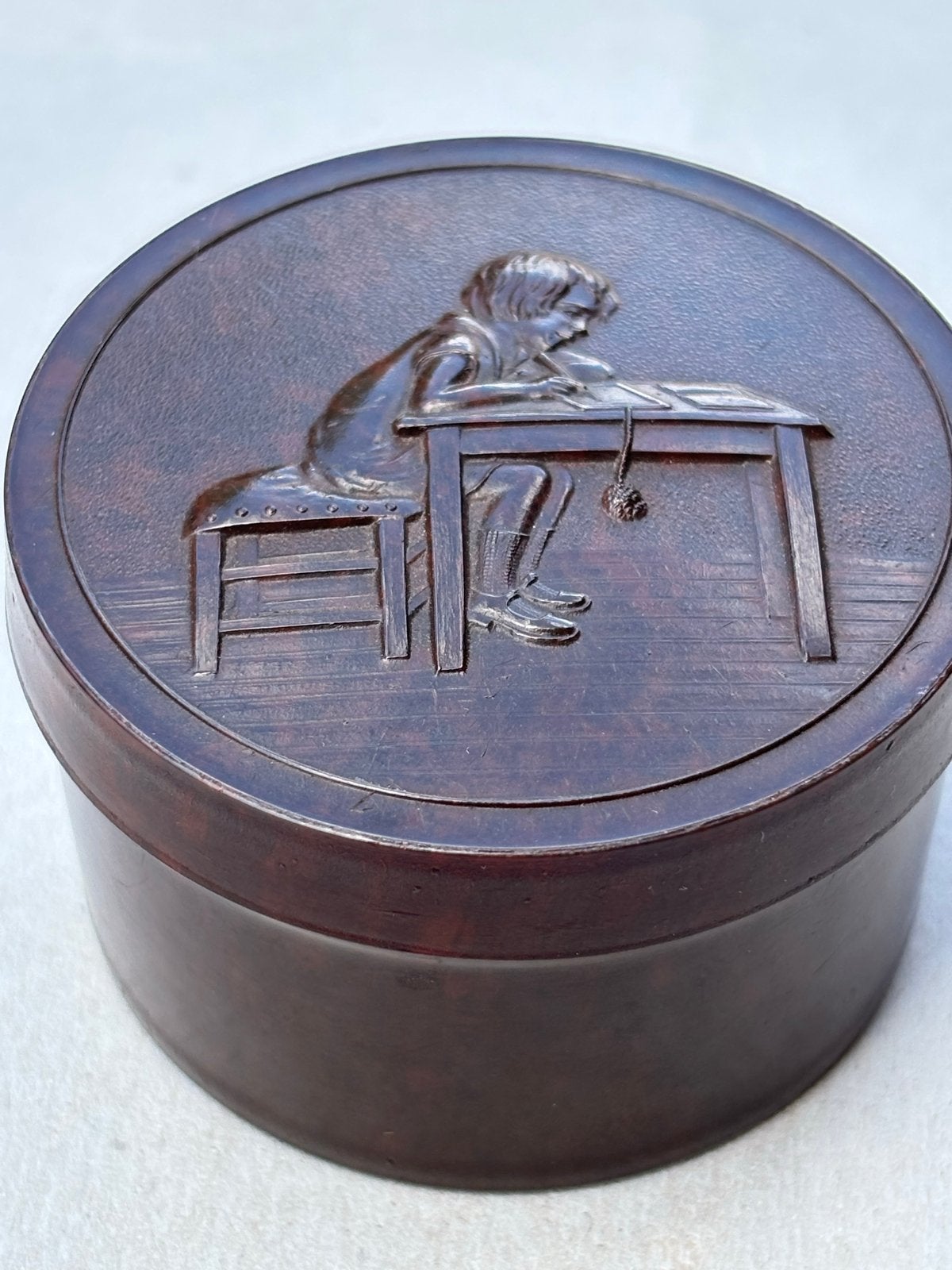 Vintage lessenaars bakje met reliëfdecoratie, Ophalen of Verzenden